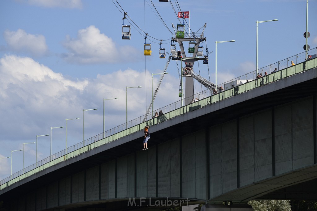 Koelner Seilbahn Gondel blieb haengen Koeln Linksrheinisch P293.JPG - Miklos Laubert